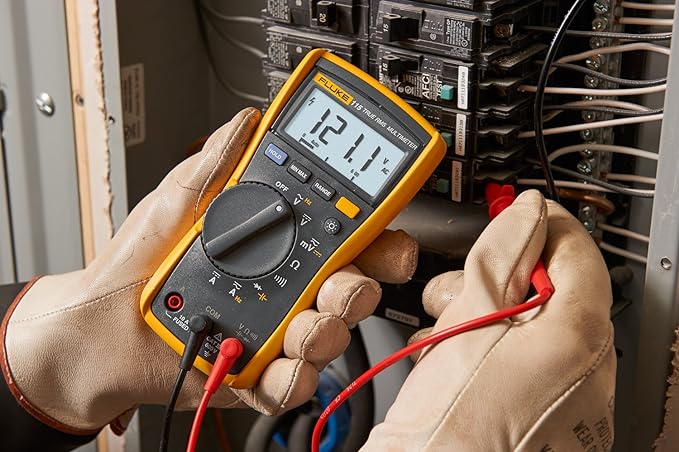 Fluke Multímetro digital 115, mede tensão AC/DC até 600 V e corrente AC/DC até 10 A, mede resistência, continuidade, frequência e capacitância, inclui coldre e conjunto de teste de silicone