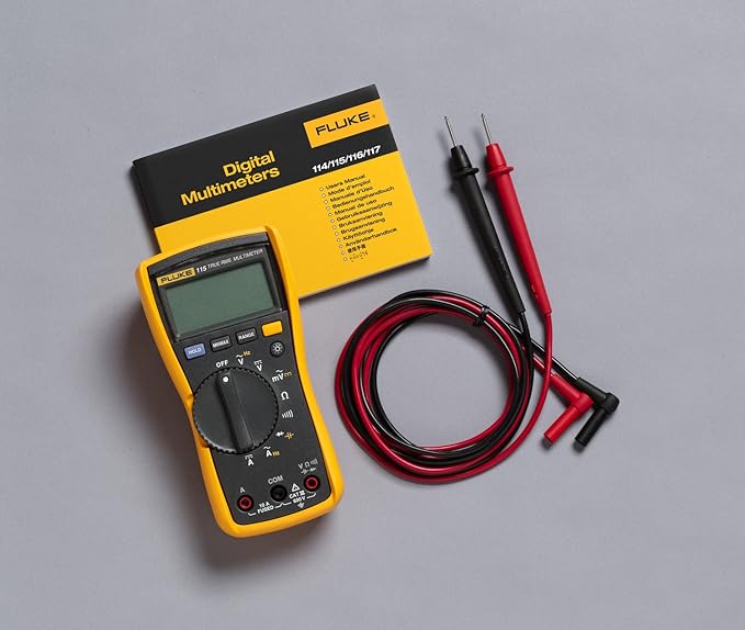 Fluke Multímetro digital 115, mede tensão AC/DC até 600 V e corrente AC/DC até 10 A, mede resistência, continuidade, frequência e capacitância, inclui coldre e conjunto de teste de silicone